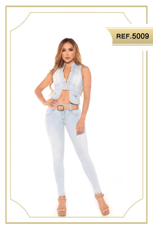Ref. 030 -5009 Conjunto Vaquero de Pantalón Levantacola y Chaleco Jean de Moda sin mangas con apertura frontal. Hermoso Color Hielo. Moda Colombiana - Ropa Colombiana