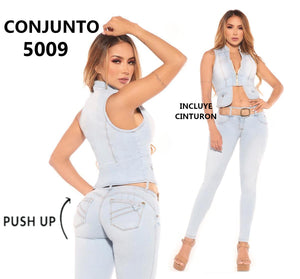 Ref. 030 -5009 Conjunto Vaquero de Pantalón Levantacola y Chaleco Jean de Moda sin mangas con apertura frontal. Hermoso Color Hielo. Moda Colombiana - Ropa Colombiana