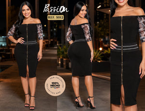 Ref. 030 -5012 Vestido Colombiano de Jean color negro, con cremallera frontal, estilo falda de media pierna, con apertura decorativo en una pierna. Mangas hasta el antebrazo con decorado floral. - Ropa Colombiana